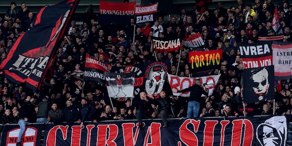 Milan, la carica della Curva Sud a Milanello: "Il derby si vince"