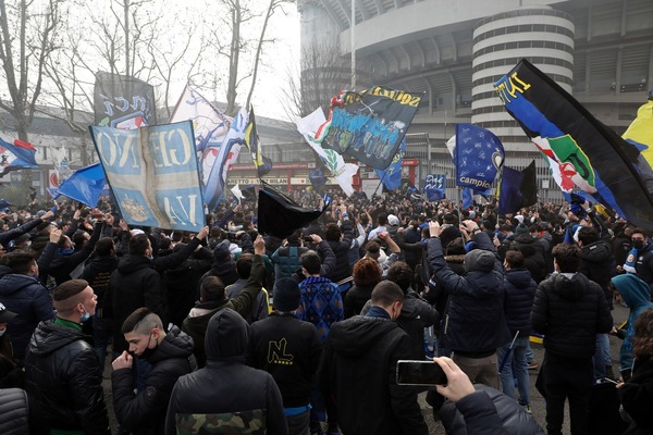 Derby Milan-Inter, migliaia di tifosi a San Siro: momenti di tensione