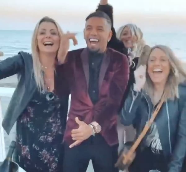 Bruno Peres, che festa per il compleanno: canti, balli, abbracci e brindisi