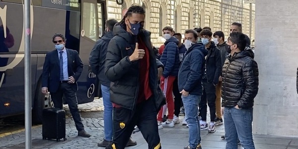 La Roma in partenza per Firenze: ecco Smalling, ci sono anche Tiago Pinto e Lombardo