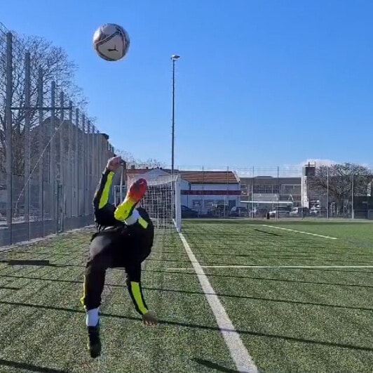 Il palleggio e la rovesciata dalla linea di fondo...il gol è clamoroso!