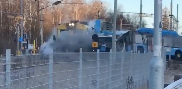 Terrore in Svezia: treno deraglia e prende in pieno un autobus