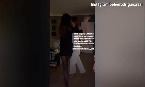 Belen balla con la sorella e scrive: "Alla faccia del Covid"