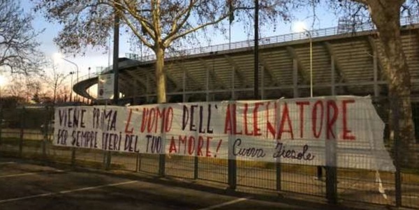 Fiorentina, striscione per Prandelli: "Viene prima l'uomo..."