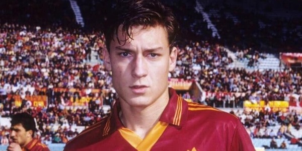 Roma, 28 anni fa l'esordio di Totti. I tifosi: "Un amore senza fine"