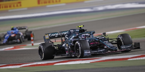 F1, Bahrain da dimenticare per Vettel: penalizzato dopo l'incidente con Ocon
