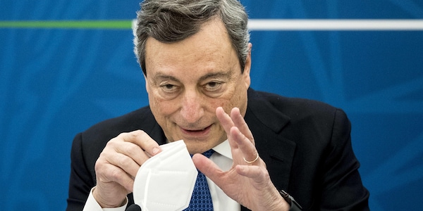 Covid, Draghi vaccinato con AstraZeneca