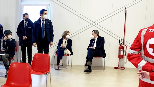 Draghi si vaccina con la moglie nell'hub di Termini a Roma