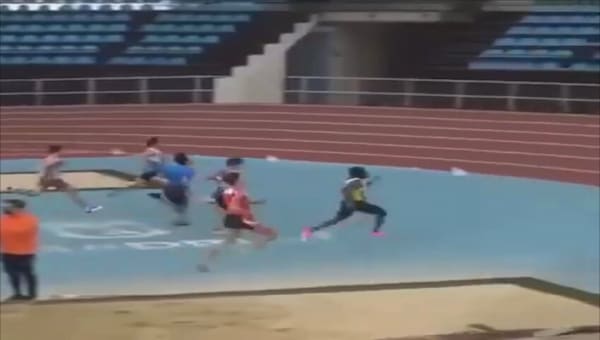 Vince la gara di atletica ma corre troppo veloce e… scompare