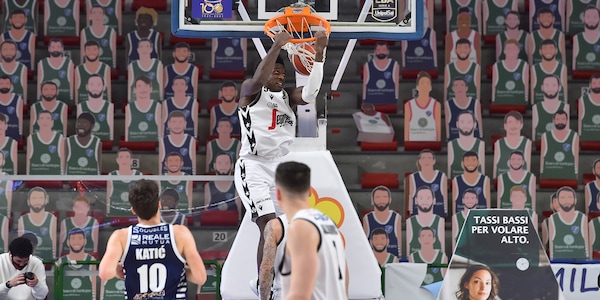 La Virtus Bologna annienta Sassari, Banks trascina la Fortitudo