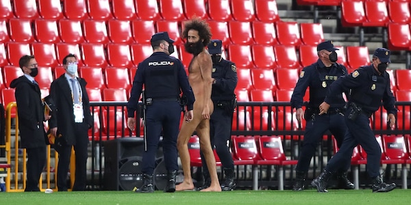 Clamoroso, un uomo nudo in campo durante Granada-Manchester!
