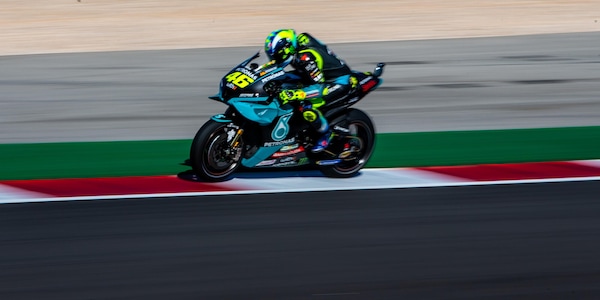 MotoGp Portogallo: caduta per Valentino Rossi a Portimao