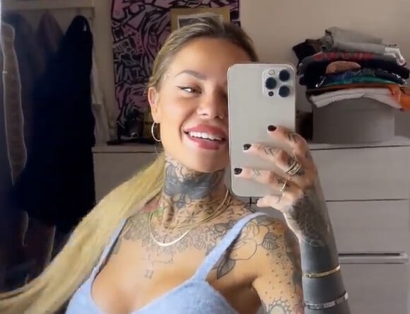 Zoe Cristofoli: décolleté da urlo e pantaloncino mini