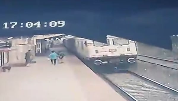 India, bimbo cade sui binari: salvataggio eroico mentre si avvicina il treno