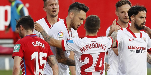 Clamoroso a Siviglia, l'arbitro fischia in anticipo e richiama le squadre in campo