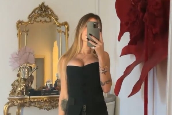 Chiara Nasti, pantaloncino mini e décolleté da capogiro