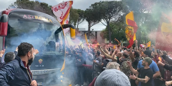 Manchester-Roma, tifosi in delirio a Trigoria: cori, fumogeni e bandiere al vento
