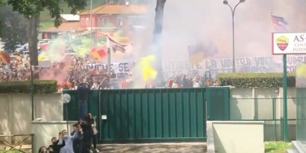 Roma, delirio dei tifosi a Trigoria: ecco le riprese dal centro sportivo