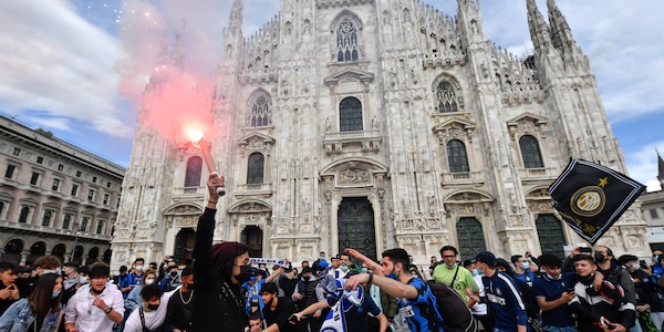 Inter campione d'Italia: al Duomo esplode la festa
