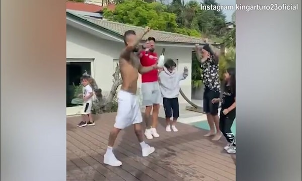 Inter, Vidal stappa lo spumante e festeggia!