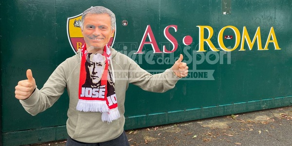 Roma, è già scoppiata la Mourinho-mania: volantini e tifosi a Trigoria