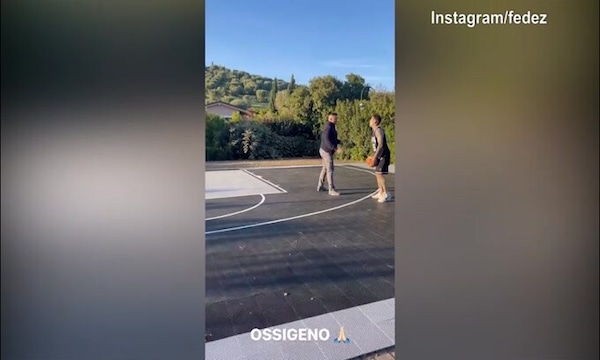 Fedez, spettacolo nel campo di basket