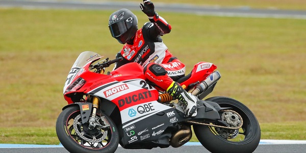 Superbike: brutto incidente per Troy Bayliss, vertebra fratturata