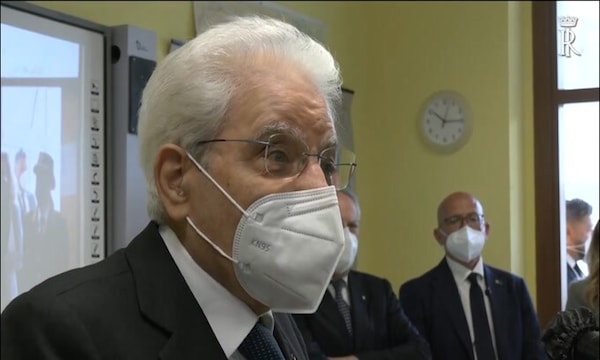 Mattarella: "Io sono vecchio, ancora 8 mesi poi posso riposare"