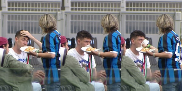 Bastoni mangia la pizza, la mamma gli pulisce la bocca