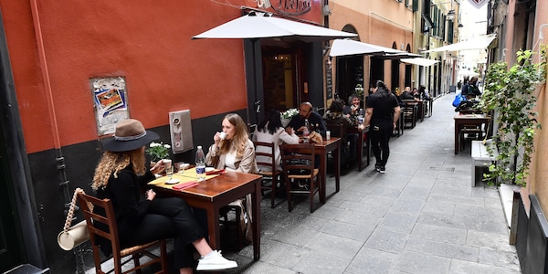 Covid, bar e ristoranti anche al chiuso: cosa cambia da oggi