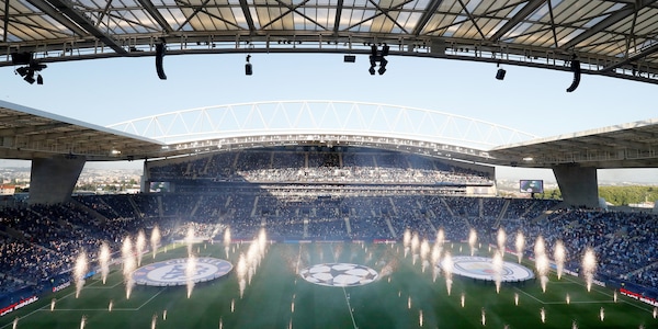 Champions, City-Chelsea si apre con lo show dei fuochi d'artificio