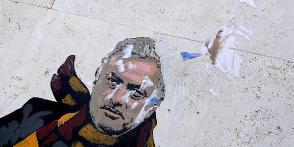 Roma, il murale di Mourinho torna alla semi normalità. Cancellato il volto di Sarri
