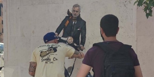 Roma, Mourinho torna "Special": ridipinto il murale a Testaccio