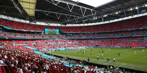 Europei, dramma a Wembley: tifoso cade dagli spalti, è grave