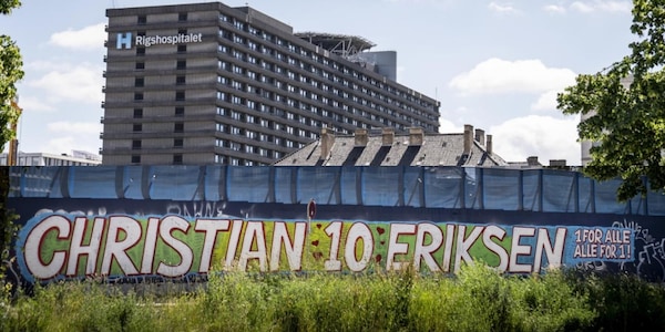 Eriksen, quanto affetto dai tifosi: spunta un murales fuori dall'ospedale