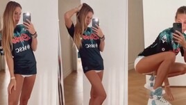Taylor Mega in culotte e con la maglia del Napoli