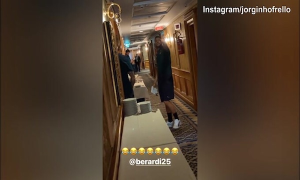 Donnarumma e Berardi chiusi fuori dalla camera, Jorginho ride