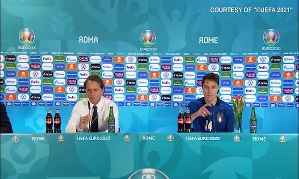 Mancini a Chiesa: "Hai giocato bene" e lui sorride
