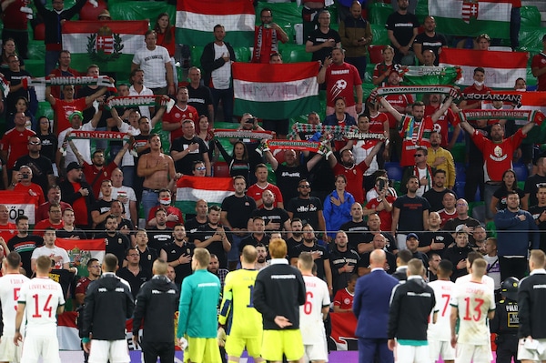 Ungheria fuori in lacrime: i tifosi consolano i giocatori