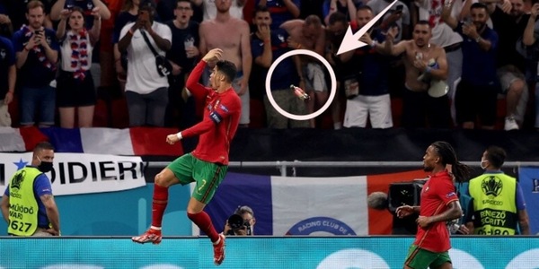 Cristiano Ronaldo e la Coca Cola, ci risiamo: sfiorato da una bottiglia