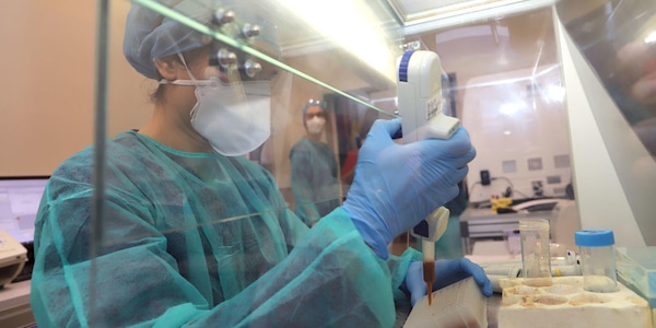 "Covid, la variante Delta è due volte più contagiosa: c'è un motivo"