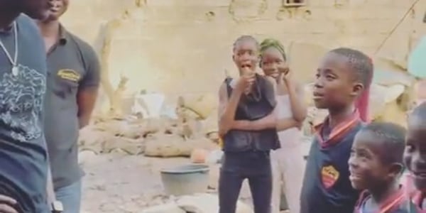 Darboe insegna l’inno della Roma ai bambini del Gambia