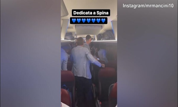 Italia, il pullman azzurro dedica il coro a Spinazzola