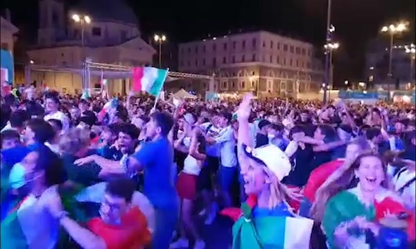 Chiesa-gol, Piazza del Popolo esplode di gioia
