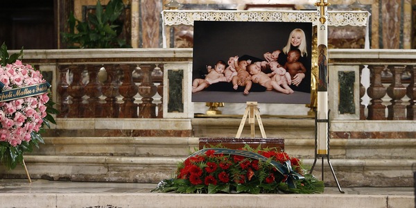 Raffaella Carrà funerali: lacrime, commozione e quell'ultima scelta