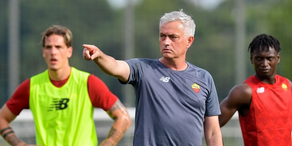 Roma, primo allenamento con Mourinho. Zaniolo in gruppo, c'è il maxischermo