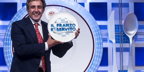 Insinna, incidente durante Il pranzo è servito: "Ci siamo feriti in 4"