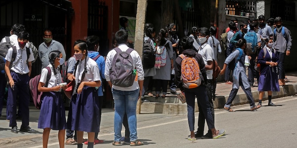 India, non solo Covid: primo decesso per influenza aviaria
