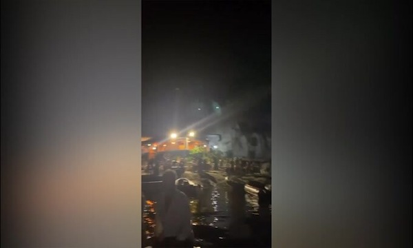 Ilary Blasi di notte sul motoscafo