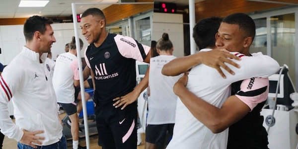 Mbappé accoglie Messi al Psg e gli dedica un messaggio social